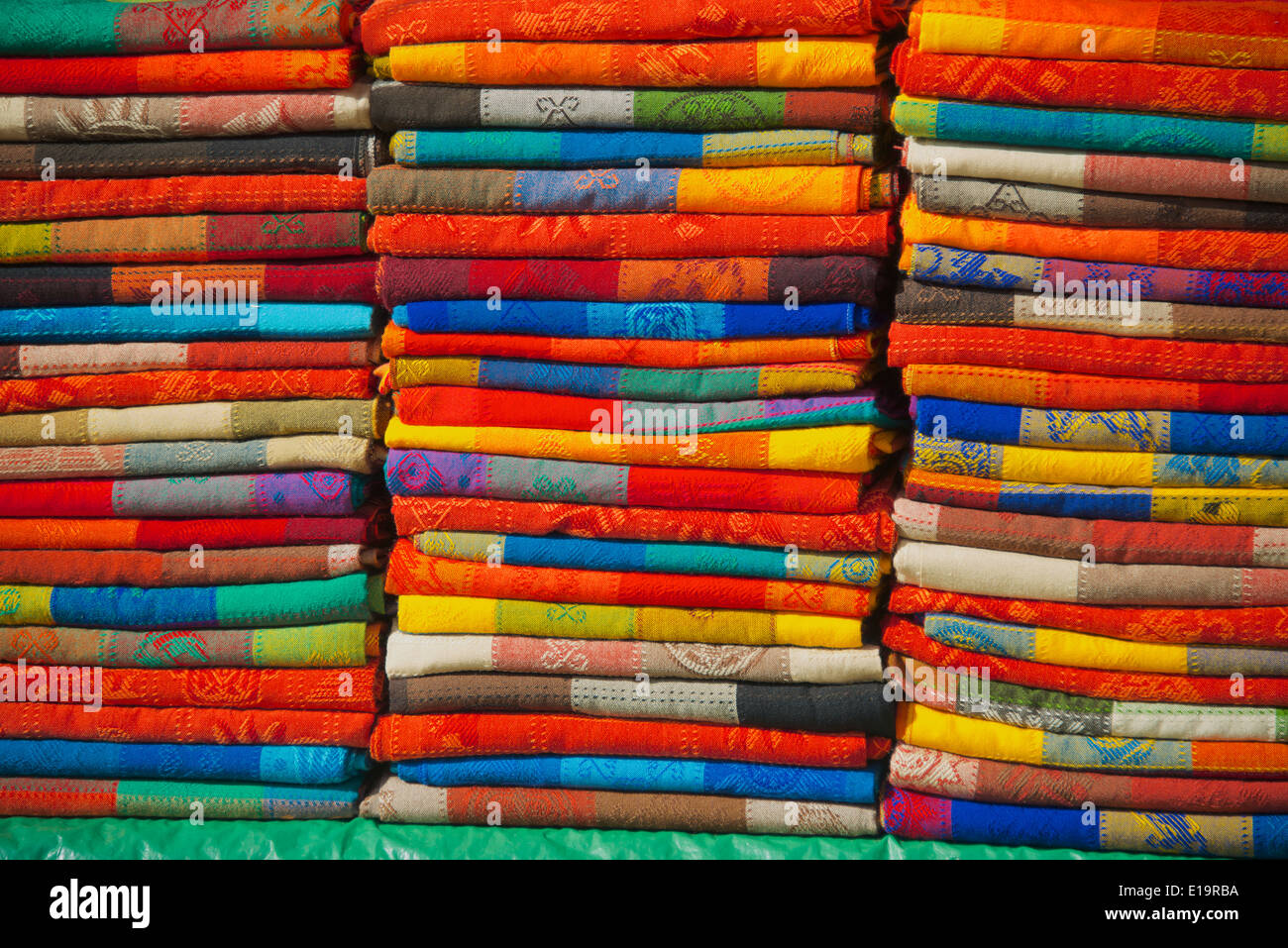 Gestapelte bunte indische Textilien San Cristobal Markt San Cristobal de Las Casas, Chiapas Mexiko Stockfoto