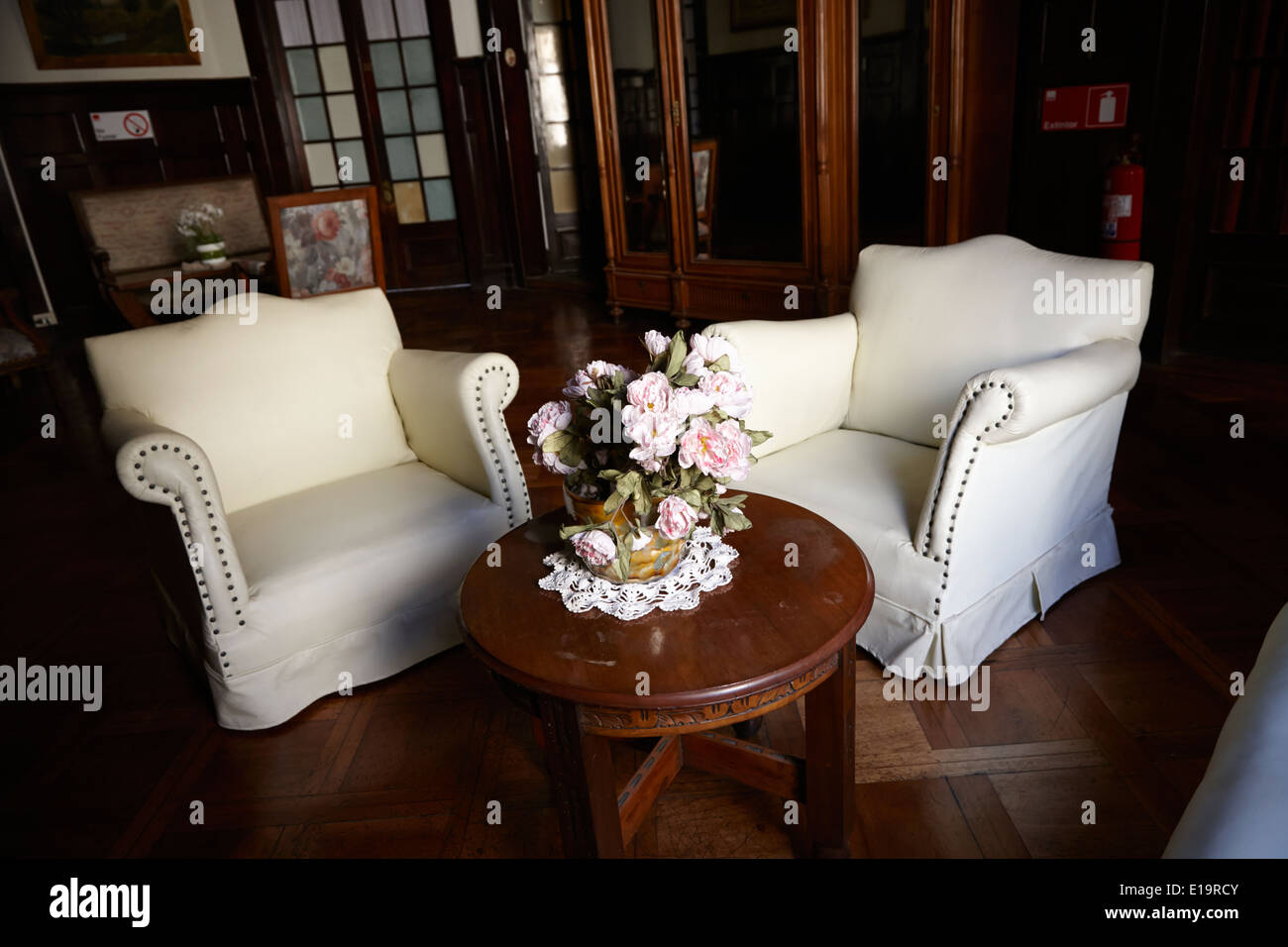 Tisch und Stühle im alten Traditionshaus im Barrio Paris-Londres Santiago Chile Stockfoto