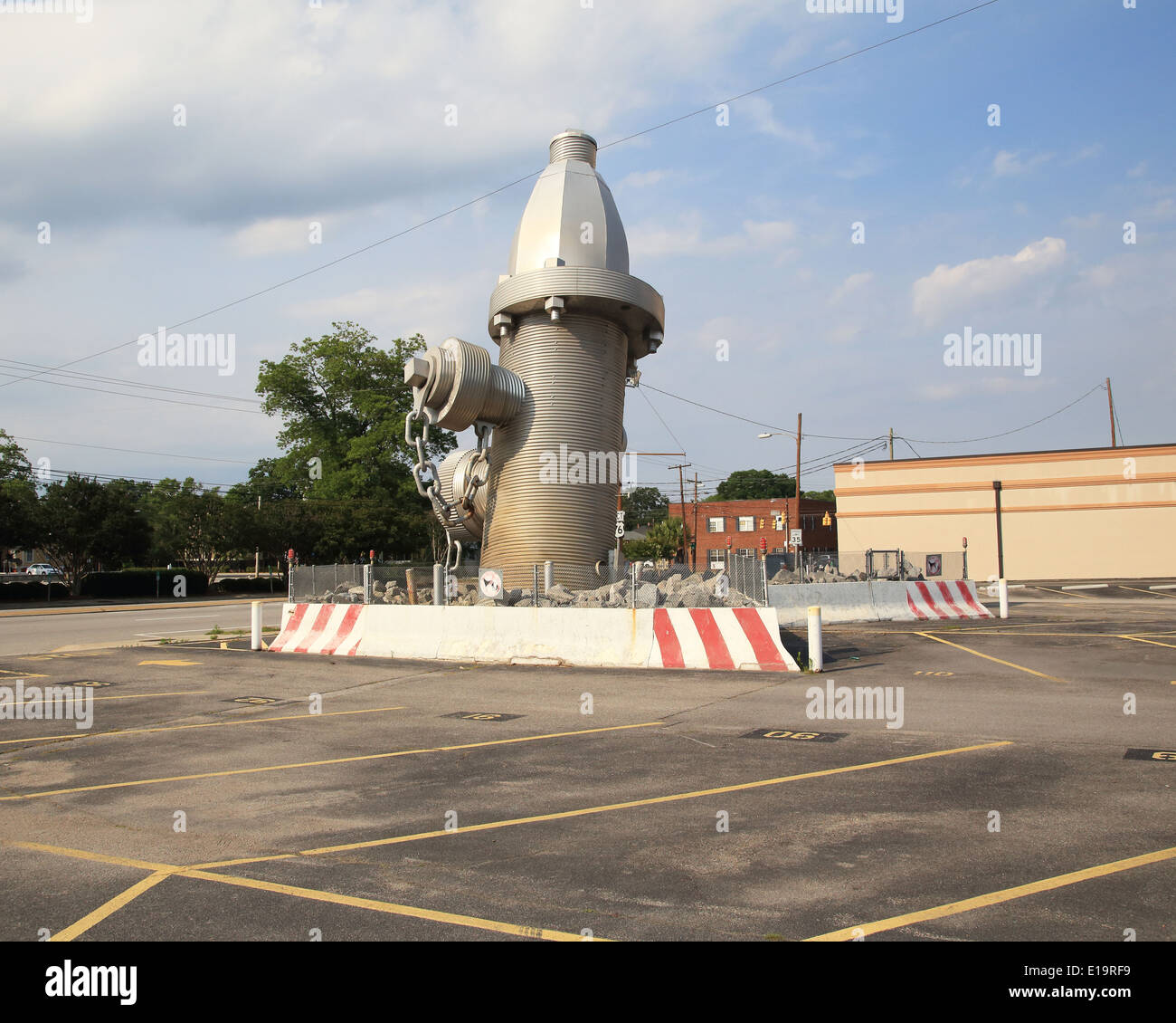 Die weltweit größte Hydranten, wurde offiziell in die Innenstadt von Columbia, South Carolina am 18. Februar 2001. Der Hydrant ist 39 Meter hoch mit fast fünf Tonnen schweren Skulptur in einem Betonsockel gesetzt. Fotos von Catherine Braun Stockfoto