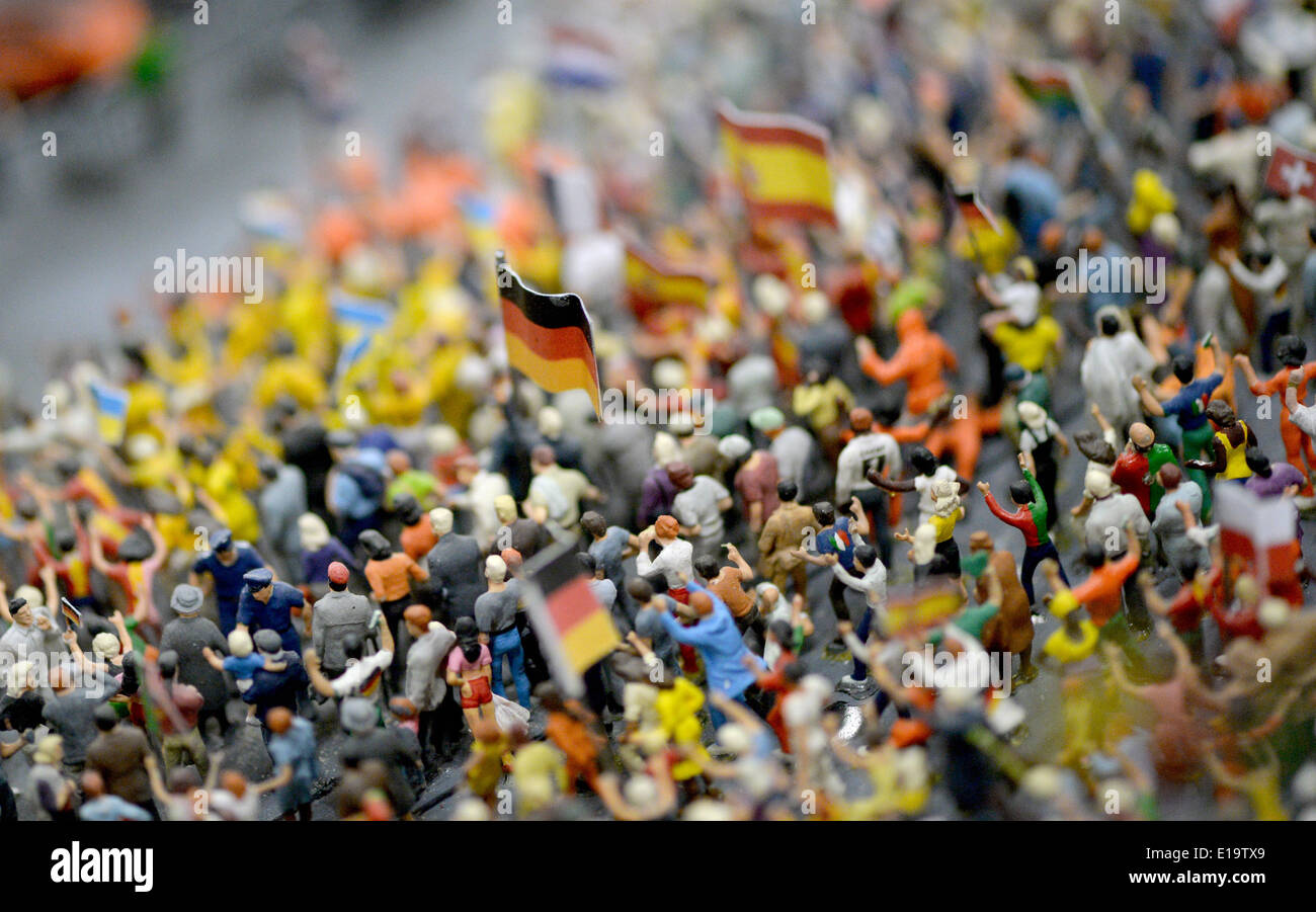 Eine Landschaft mit zahlreichen Figuren, die Darstellung der Zuschauer bei  einer Fußball-WM-public-Viewing-Veranstaltung ist auf dem Display bei der  Modell-Eisenbahn-Attraktion "Miniatur Wunderland" (Miniatur Wunderland) in  Hamburg, Deutschland, 2014 ...