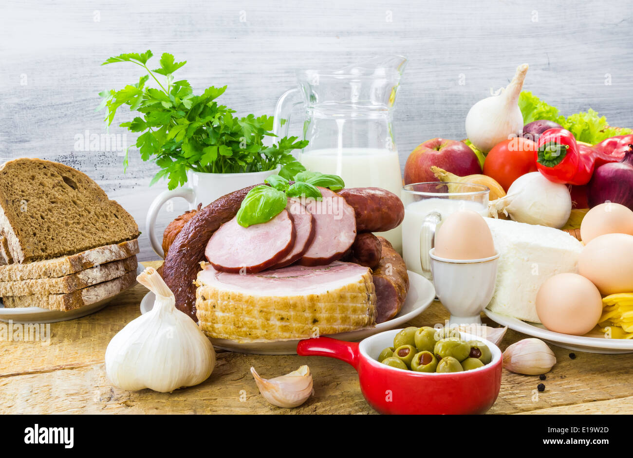 Komposition mit verschiedenen Lebensmitteln wie Fleisch und Milchprodukte Stockfoto