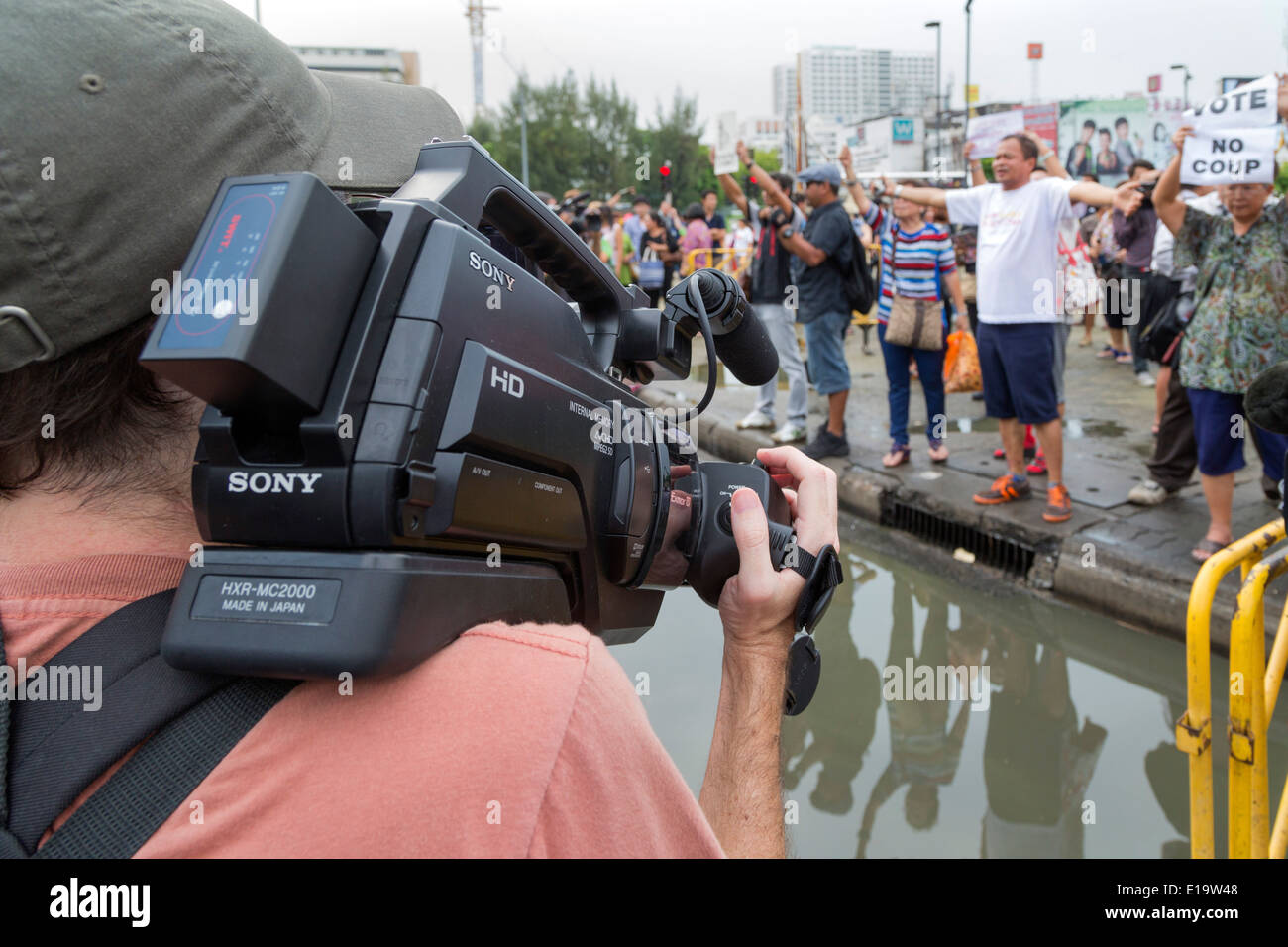 Reporter, die Dreharbeiten zu anti-Putsch Demonstration, Bangkok, Thailand Stockfoto