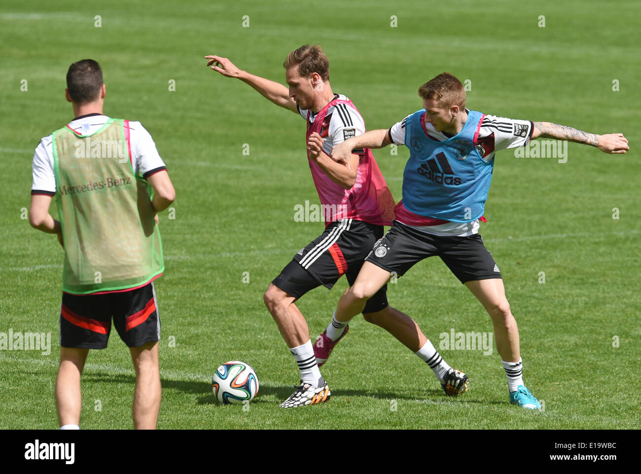 Passeier, Italien. 28. Mai 2014. Benedikt Höwedes (L) und Marco Reus von der deutschen Fußball-Nationalmannschaft kämpfen um den Ball während einer Trainingseinheit auf einem Trainingsplatz in St. Leonhard in Passeier, Italien, 28. Mai 2014. Deutschlands Fußball Mannschaft bereitet sich auf die kommende FIFA WM 2014 in Brasilien bei einem Trainingslager in Südtirol bis 30. Mai 2014. Foto: Andreas Gebert/Dpa/Alamy Live-Nachrichten Stockfoto