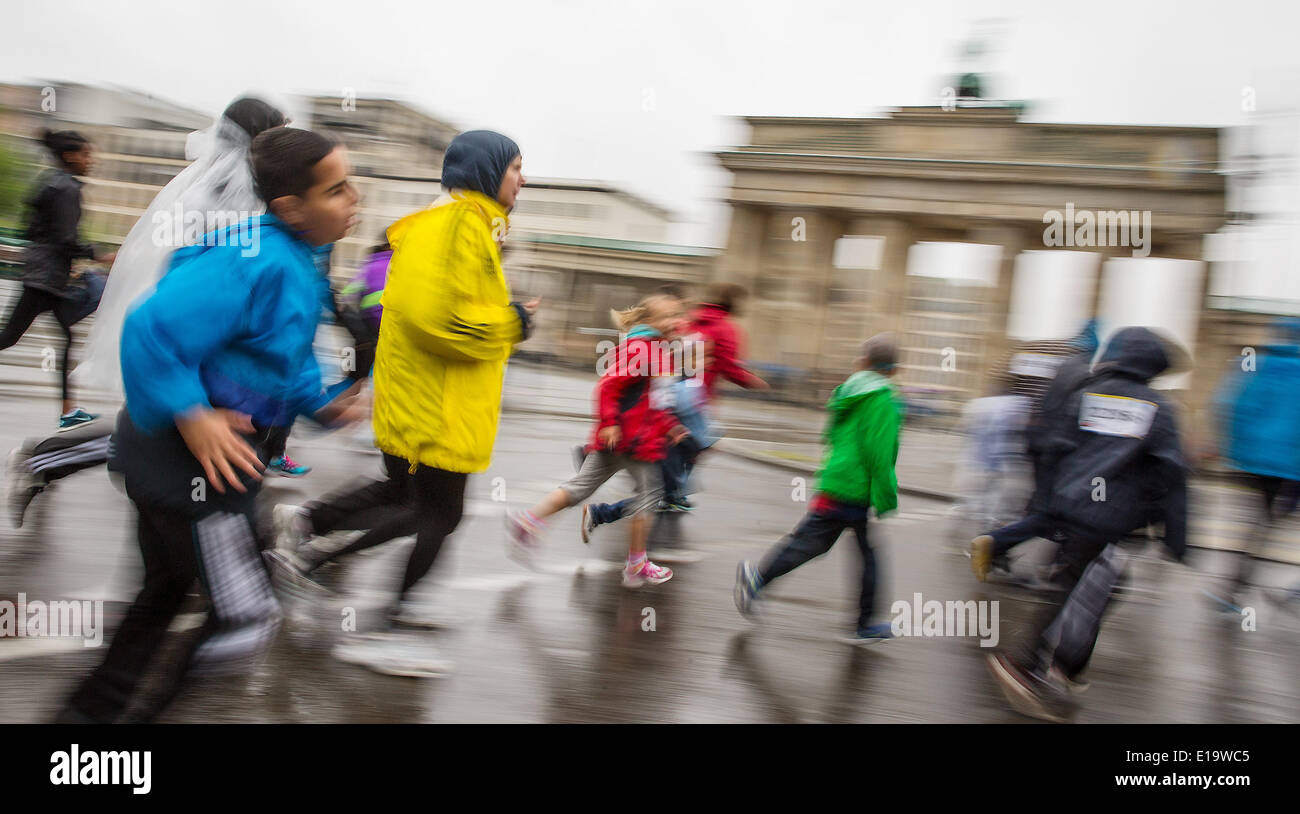 Berlin, Deutschland. 28. Mai 2014. Kinder besuchen die Berliner Frieden laufen vor dem Brandenburger Tor in Berlin, Deutschland, 28. Mai 2014. Rund 2.400 Jugendlichen beteiligen sich an der Flucht, um Spenden für syrische Flüchtlinge zu sammeln. Foto: HANNIBAL/Dpa/Alamy Live News Stockfoto