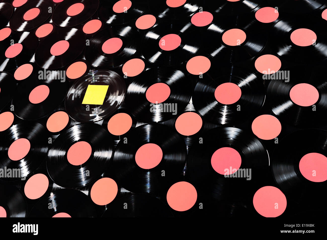 Einzigartig, anders, original, abheben von der Masse-Konzept. Eine Sammlung von Vintage Vinyl-Schallplatten. Editierbare Etiketten. Stockfoto