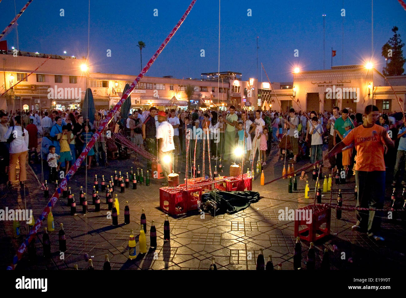 Getränke spielen Wettbewerb in Platz Djemaa el Fna Stockfoto
