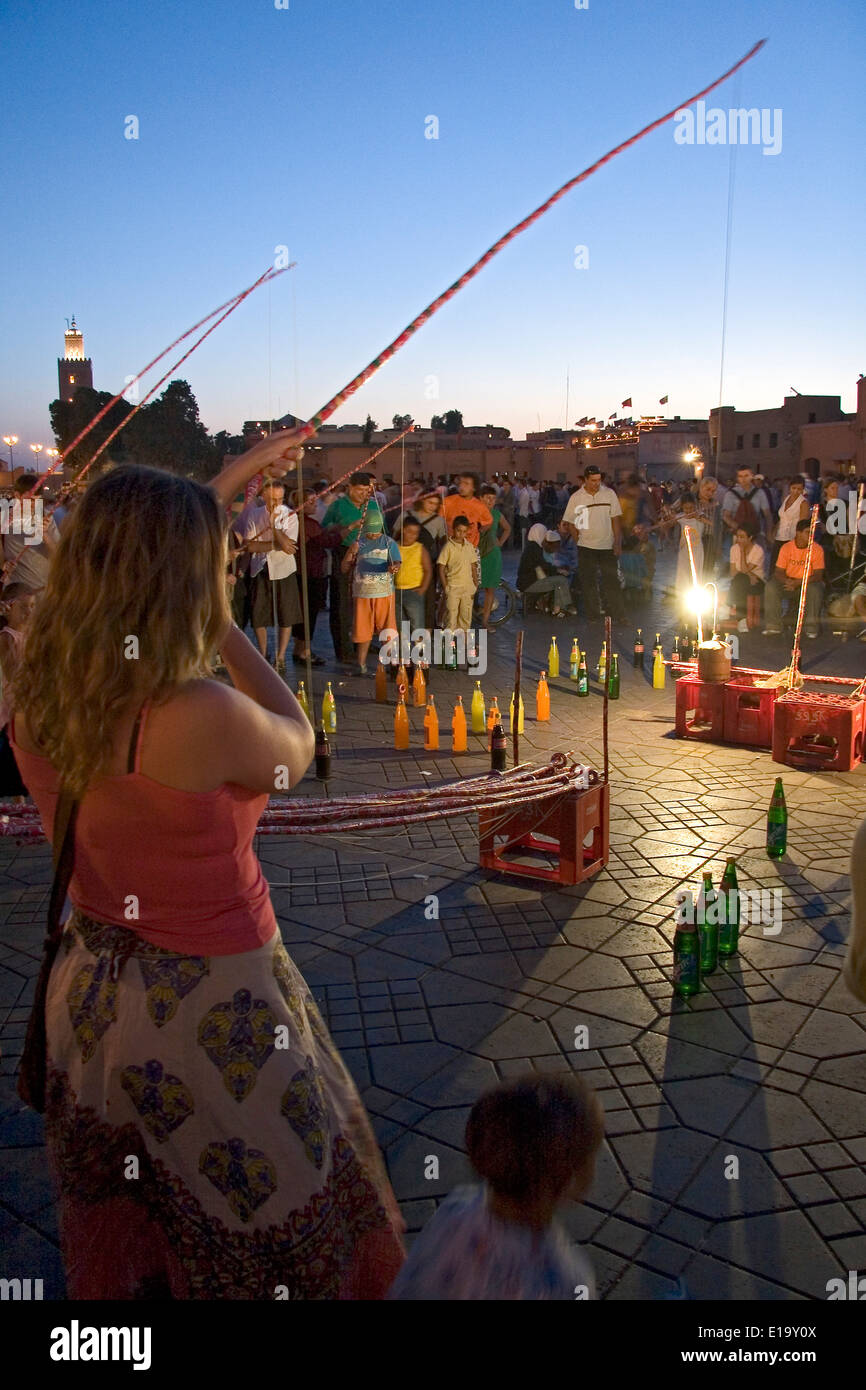 Getränke spielen Wettbewerb in Platz Djemaa el Fna Stockfoto