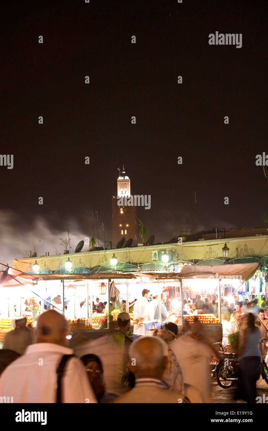 Der Lebensmittelmarkt in der Djemaa el Fna wird nachts lebendig. Jeder Stall dient ein anderes Gericht aus Muschel Suppe Schafe Köpfe Stockfoto