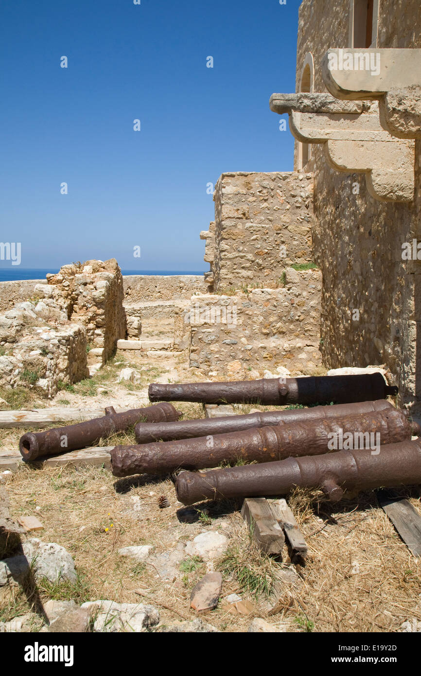 Kanonen vor die Räte Residenz in Fortetza, Rethymnon, Kreta. Stockfoto