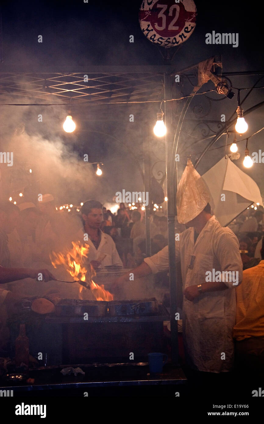 Der Lebensmittelmarkt in der Djemaa el Fna wird nachts lebendig. Jeder Stall dient ein anderes Gericht aus Muschel Suppe Schafe Köpfe Stockfoto