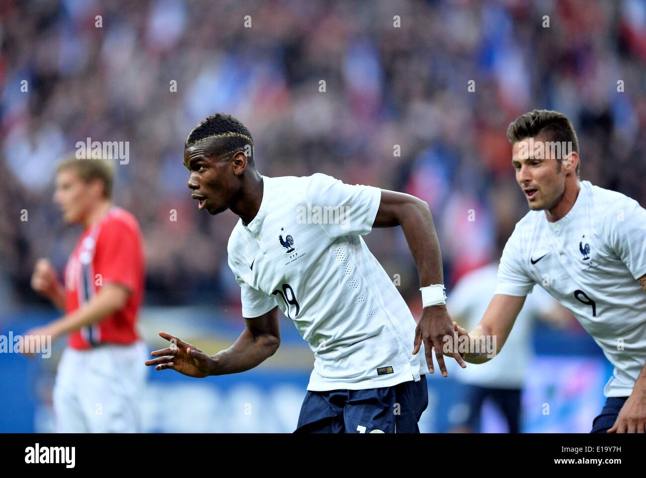 Paris, Frankreich. 27. Mai 2014. Paul Pogba (FRA) und Olivier Giroud (FRA) feiern © Action Plus Sport/Alamy Live News Stockfoto