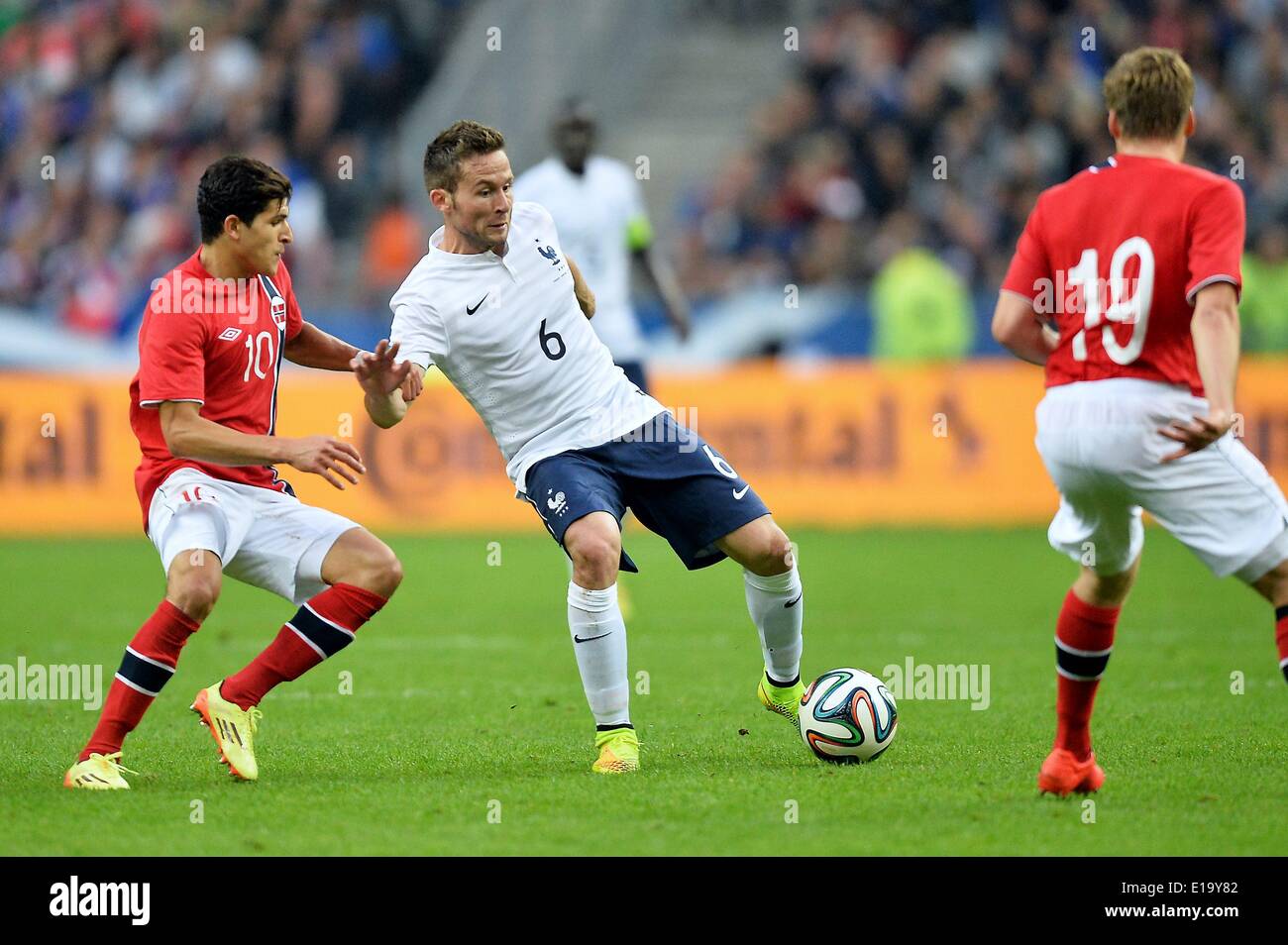 Paris, Frankreich. 27. Mai 2014. Yohan Cabaye (FRA) ist unter Druck gesetzt von Tarik Elyounoussi (NOR) © Action Plus Sport/Alamy Live News Stockfoto