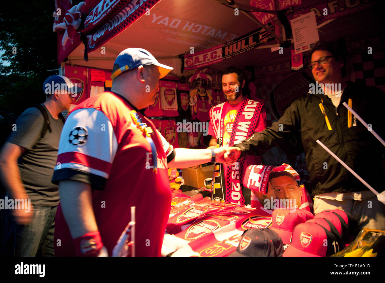 Fußball-Produkten auf Straßenhändler stall Stockfoto