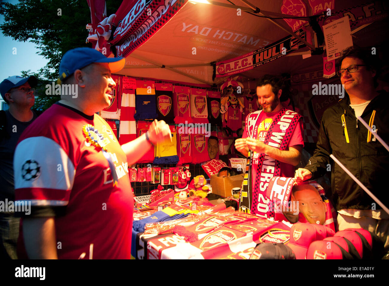 Fußball-Produkten auf Straßenhändler stall Stockfoto