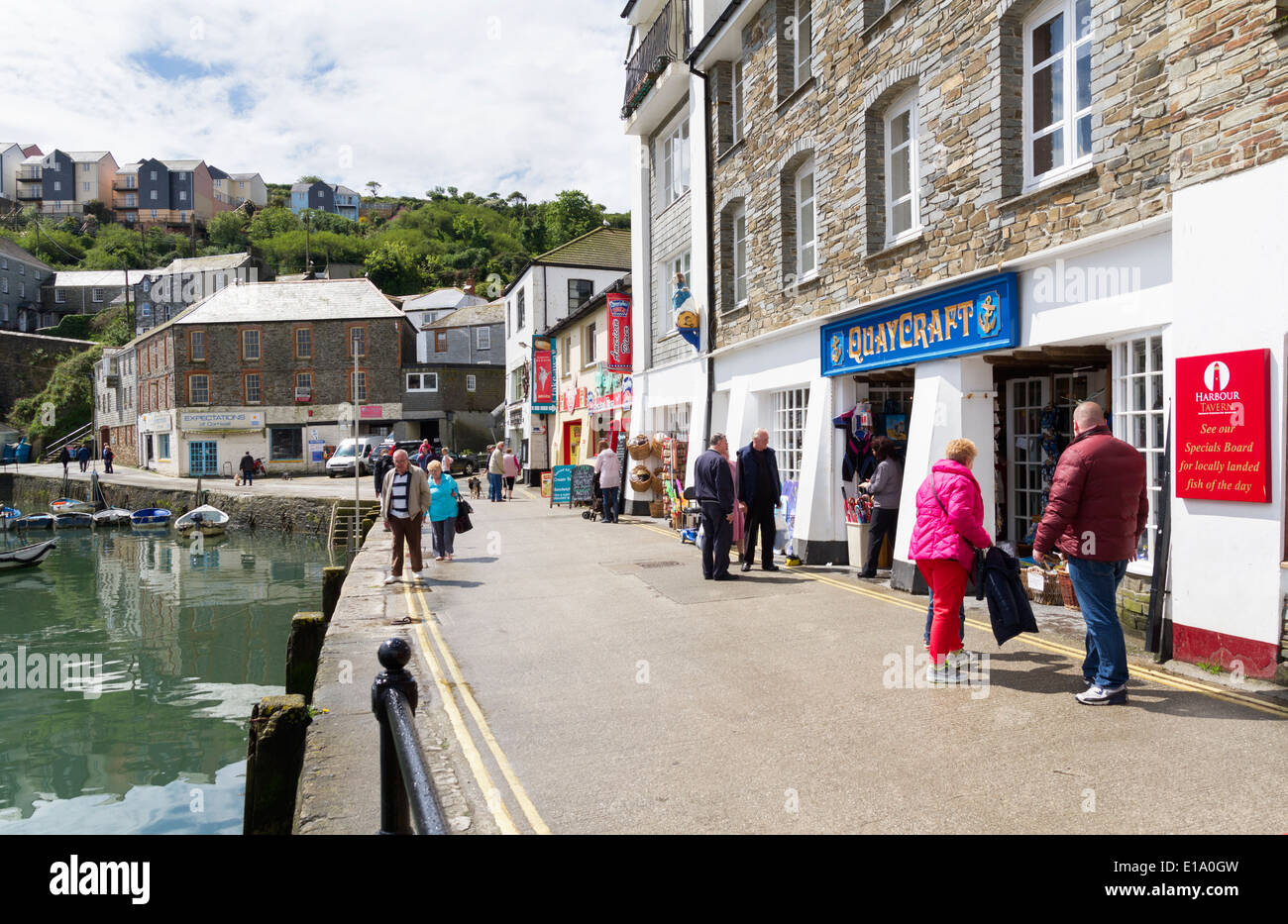 Geschäfte, Pubs und Cafés rund um den Hafen von Mevagissey in Cornwall Stockfoto