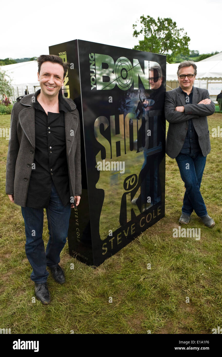 Steve Cole mit seinem neuen Young Bond-Roman "Shoot to Kill" mit früheren Young Bond Autor Charlie Higson Hay Festival 2014. Stockfoto