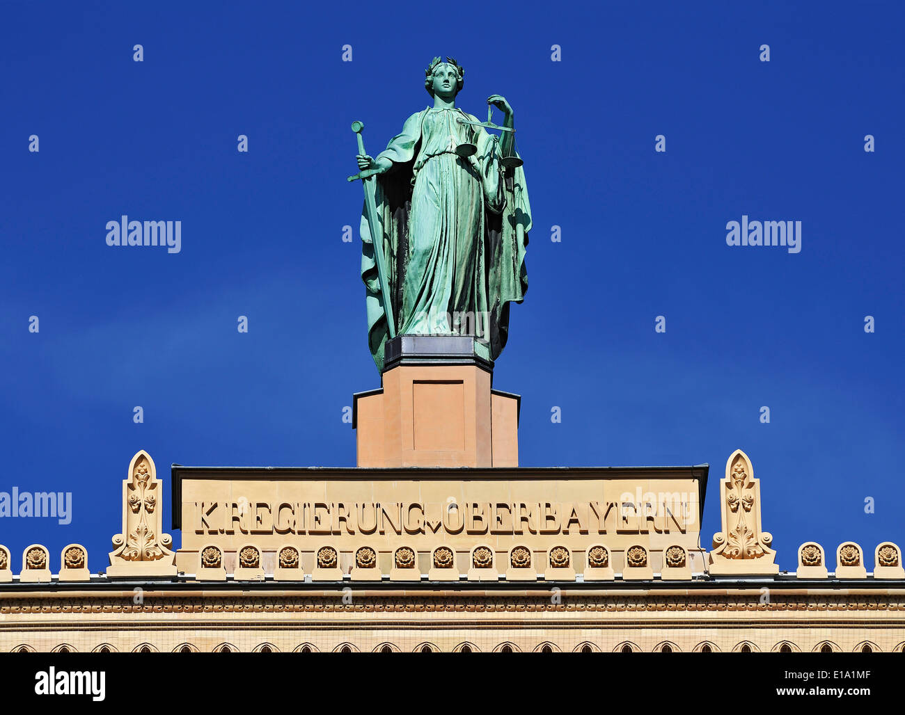 Justizia, Giebel Abbildung auf das Gebäude der Regierung von Oberbayern, München, Bayern, Deutschland Stockfoto