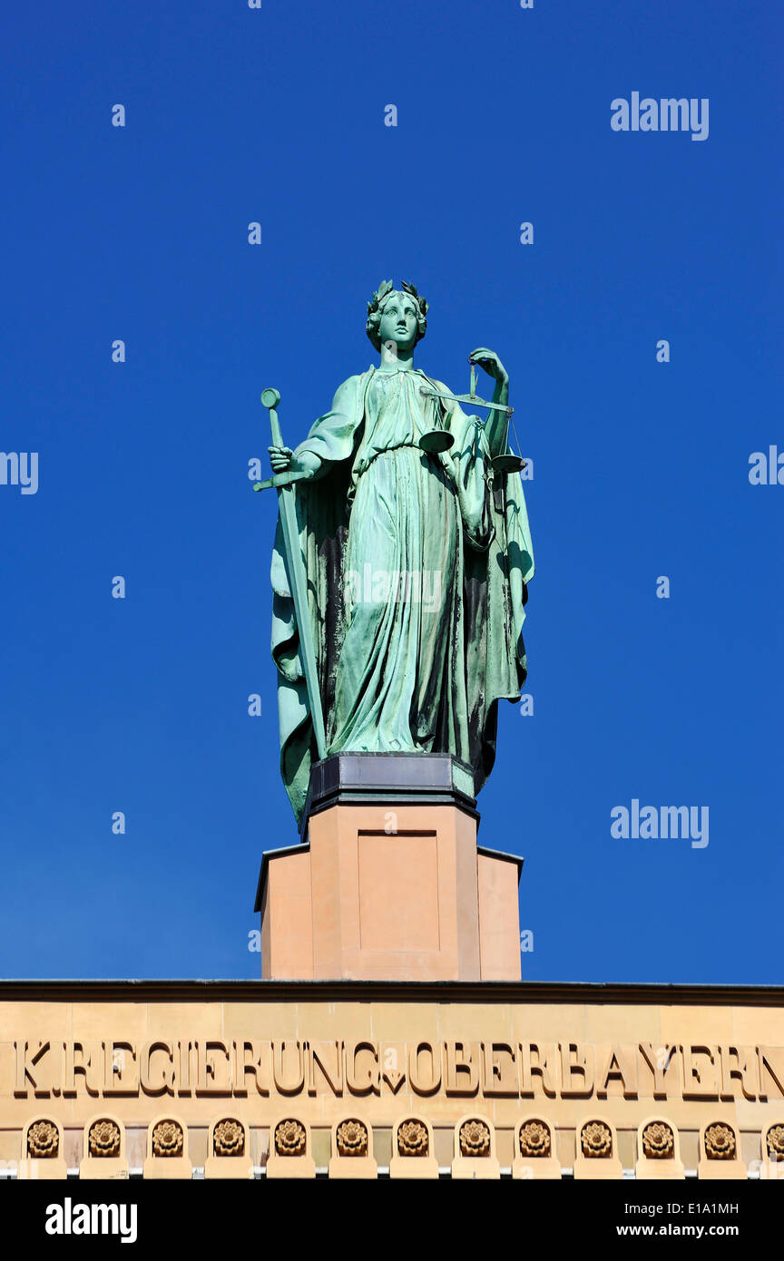 Justizia, Giebel Abbildung auf das Gebäude der Regierung von Oberbayern, München, Bayern, Deutschland Stockfoto