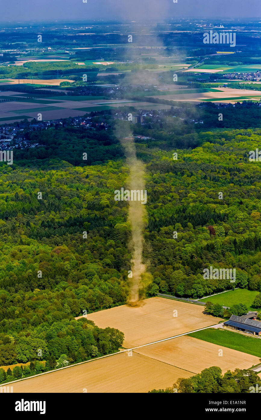 Luftaufnahme, kleinen Tornado auf einem Feld in Mönchengladbach, Nordrhein-Westfalen, Deutschland Stockfoto