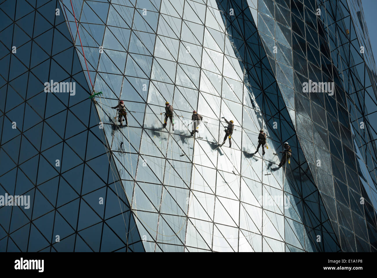 Doha. Katar. Reinigung der Fenster des Turmes Al Bidda Wanderarbeiter. Stockfoto