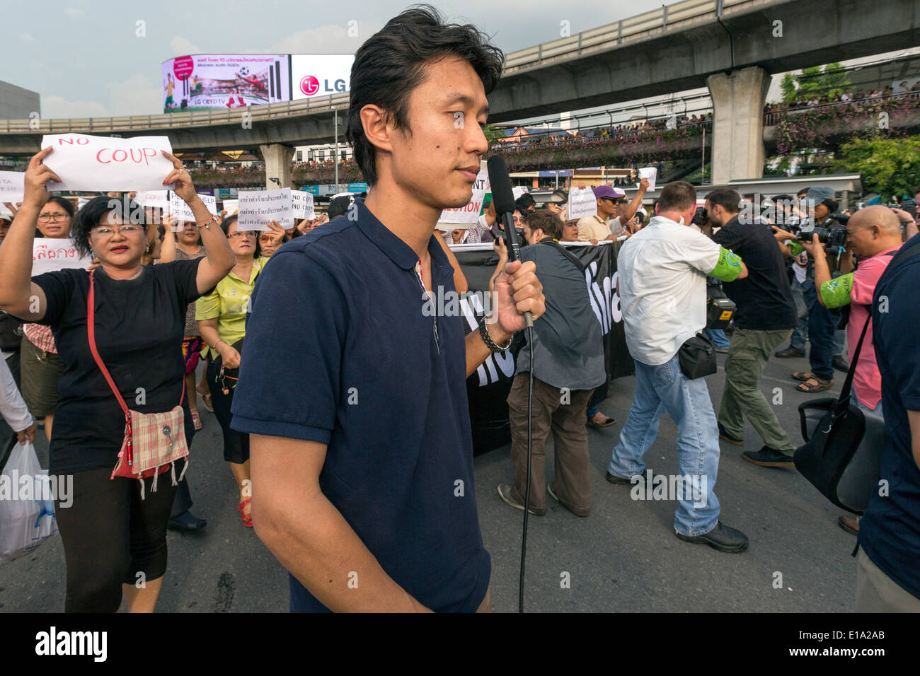 Japanische News Reporter bei anti-Putsch Demonstration, Bangkok, Thailand Stockfoto