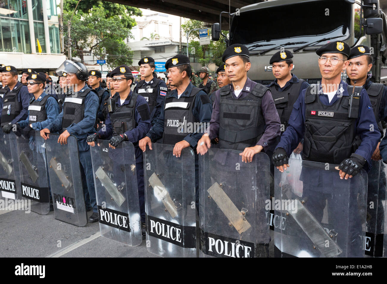 Polizei-Straßensperre bei anti-Putsch Demonstration, Bangkok, Thailand Stockfoto