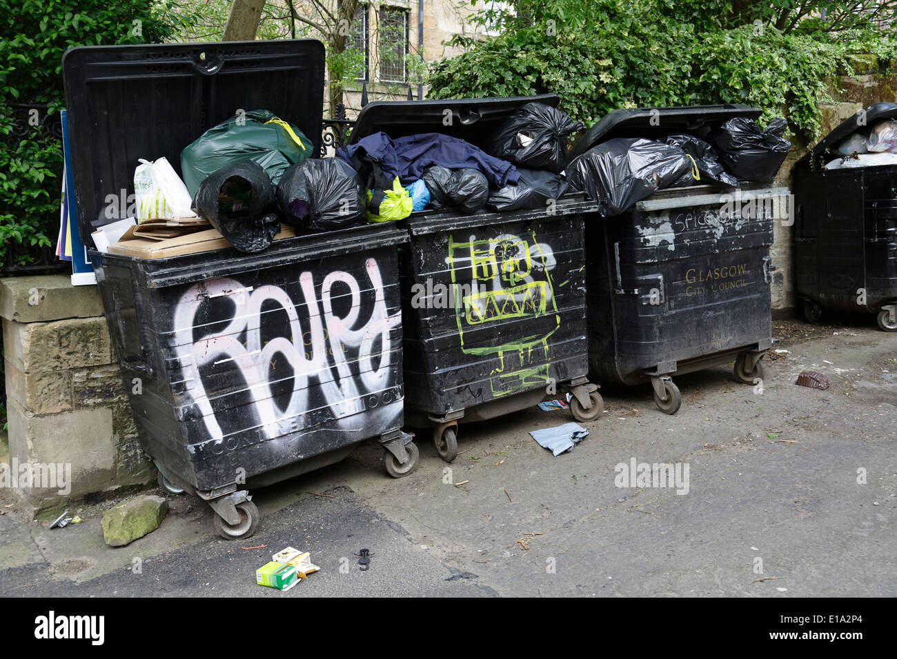 Kommunale Mülltonnen im West End von Glasgow, Athole Lane, Schottland, Großbritannien Stockfoto