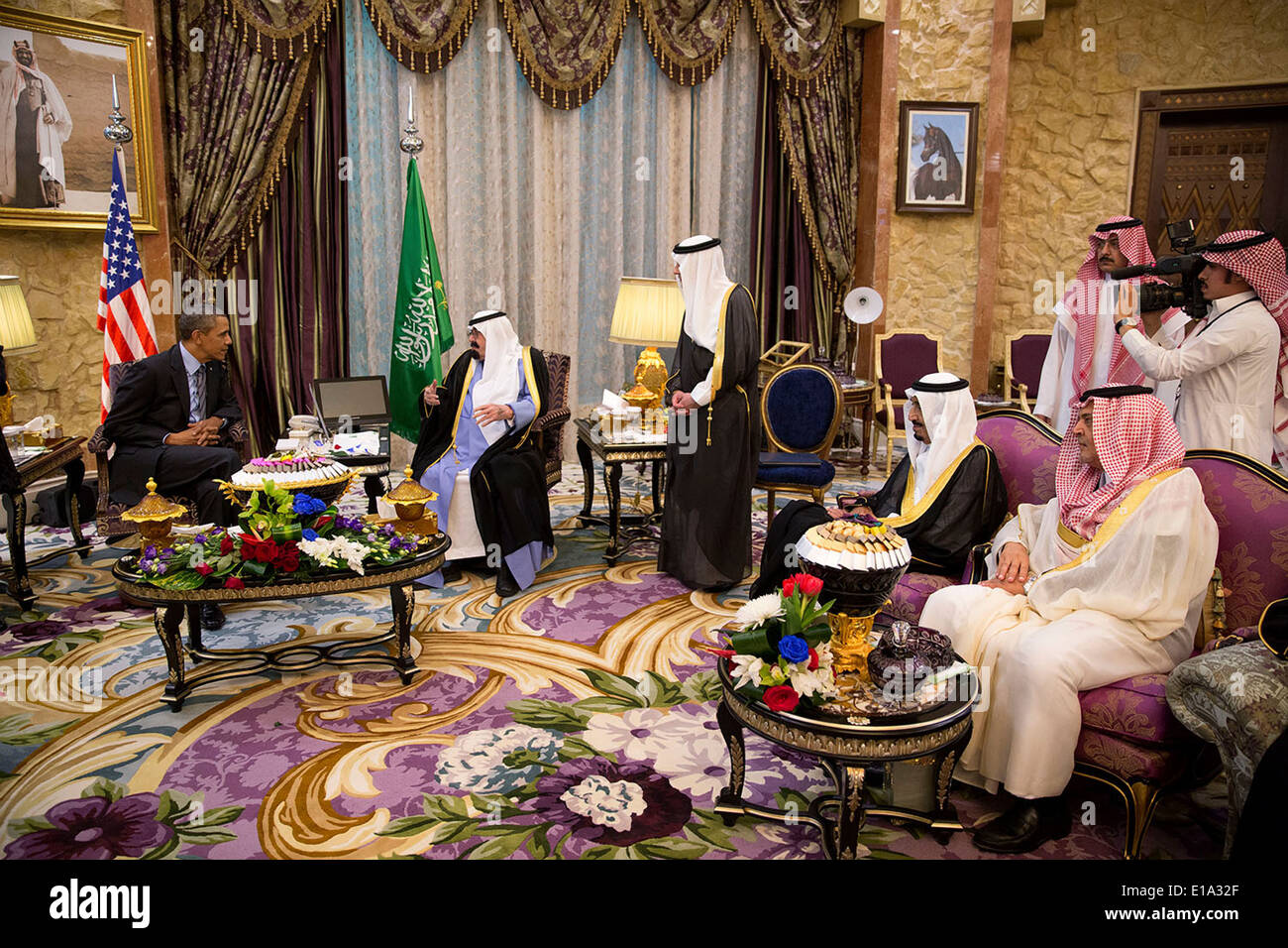 US-Präsident Barack Obama trifft sich mit König Abdullah bin Abdulaziz des Königreichs Saudi-Arabien Rawdat Khuraim 28. März 2014 in Saudi Arabien. Stockfoto