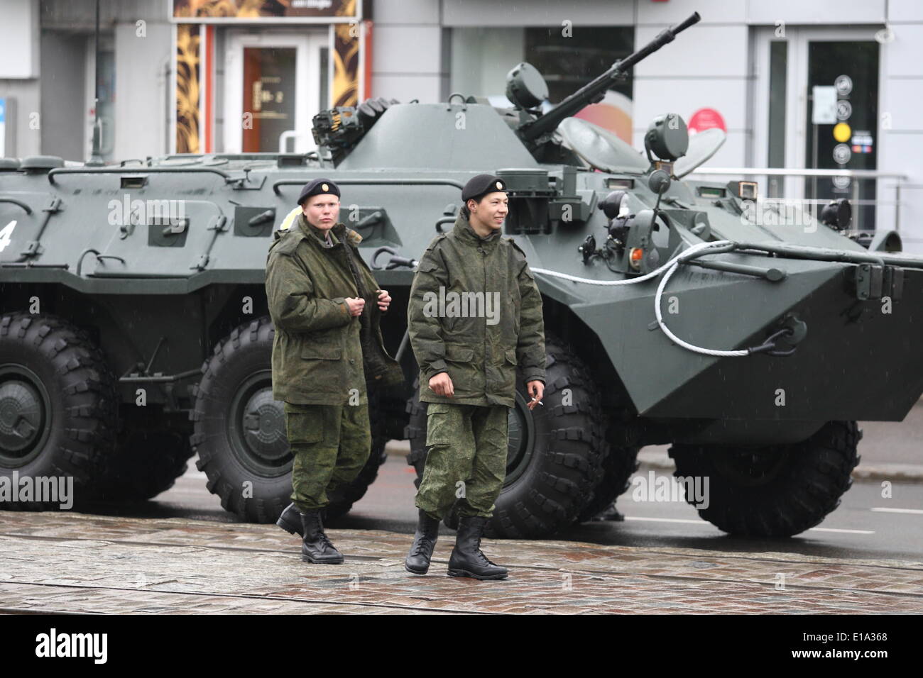 Kaliningrad, Russland. 9. Mai 2014. Kaliningrad, Russland 9. Mai 2014 Soldaten der russischen Armee gelten während einer großen Militärparade in Kaliningrad, Russland, Tag des Sieges, 9. Mai 2014 markieren. Tausende von russischen Truppen marschierten heute im ganzen Land, 69 Jahre zu markieren, da der Sieg im zweiten Weltkrieg in einer Show des Militärs inmitten Spannungen in der Ukraine nach Moskau die Annexion der Krim könnte. Michal Fludra/NurPhoto/ZUMAPRESS.com/Alamy © Live-Nachrichten Stockfoto