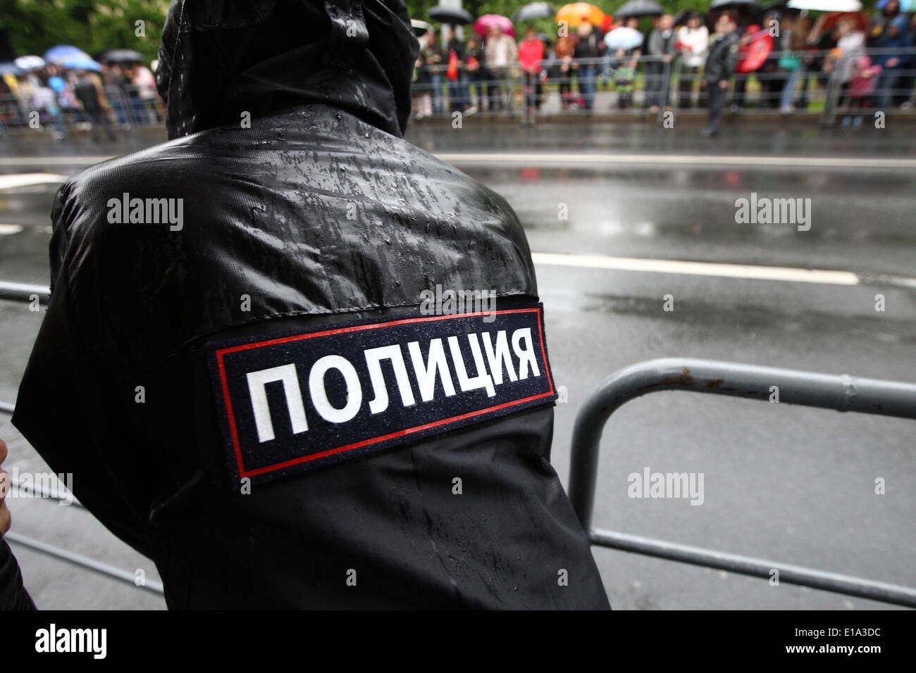 Kaliningrad, Russland. 9. Mai 2014. Kaliningrad, Russland 9. Mai 2014 russischer Polizist man während einer großen Militärparade in Kaliningrad, Russland sieht, Tag des Sieges, 9. Mai 2014 markieren. Tausende von russischen Truppen marschierten heute im ganzen Land, 69 Jahre zu markieren, da der Sieg im zweiten Weltkrieg in einer Show des Militärs inmitten Spannungen in der Ukraine nach Moskau die Annexion der Krim könnte. Michal Fludra/NurPhoto/ZUMAPRESS.com/Alamy © Live-Nachrichten Stockfoto