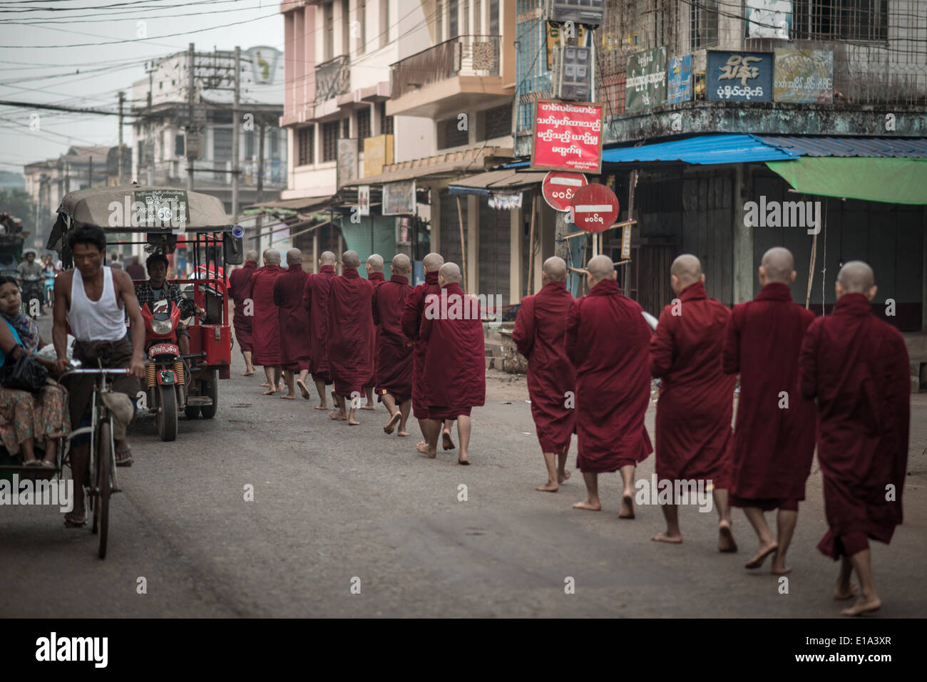 In Myanmar Mönche Schlange stehen, um die Großzügigkeit der Städte Menschen um Almosen zu erhalten. Stockfoto