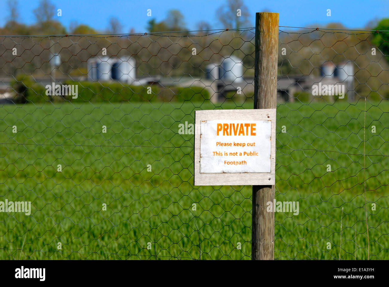 Warnschild. "Private: Bitte fernzuhalten. Dies ist kein öffentlicher Fußweg "auf einem Bauernhof in Kent, England. Stockfoto