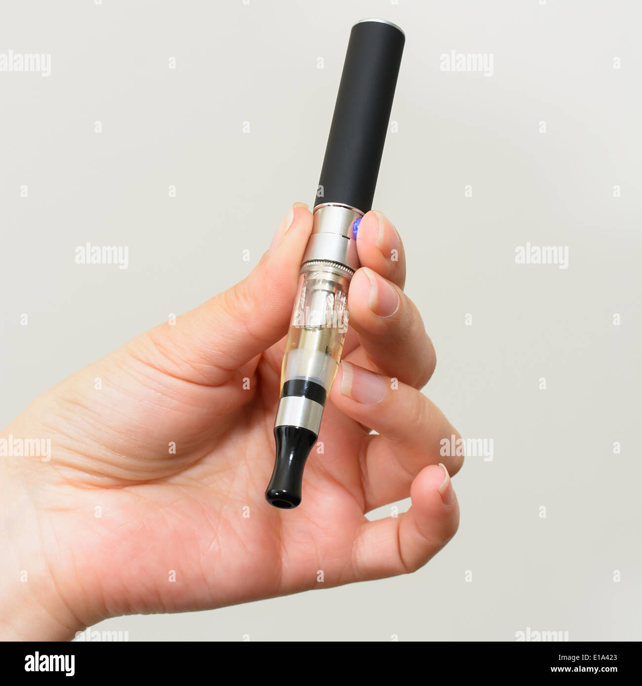 Nahaufnahme einer Frau Hand hält eine elektronische Zigarette Stockfoto