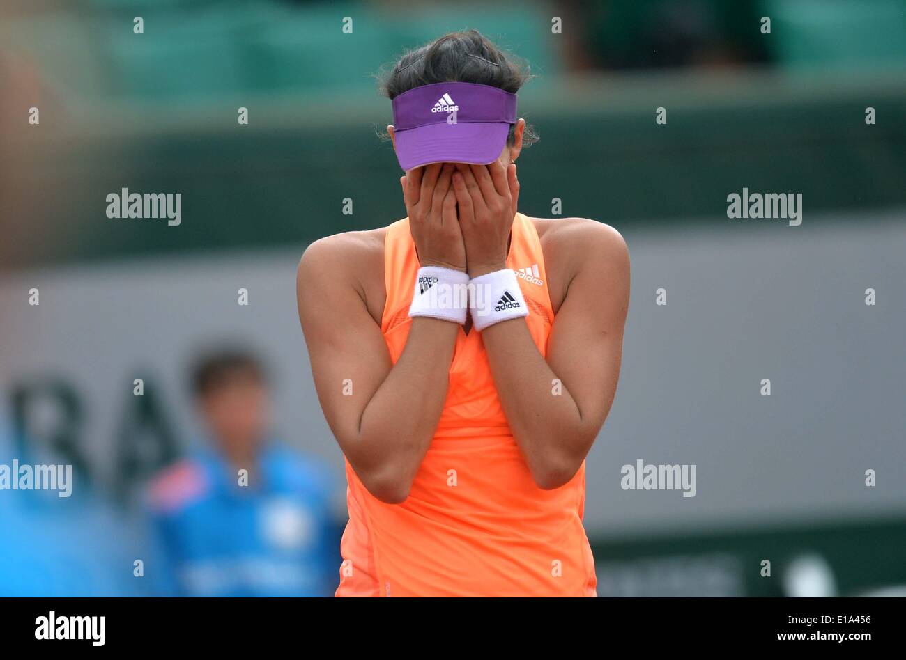 Paris, Frankreich. 28. Mai 2014. Garbine Muguruza von Spanien feiert in der Frauen Singles zweiten Vorrundenspiel gegen Serena Williams von den U.S.on Tag 4 der French Open in Roland Garros in Paris am 28. Mai 2014. Williams verlor 0: 2. Bildnachweis: Chen Xiaowei/Xinhua/Alamy Live-Nachrichten Stockfoto