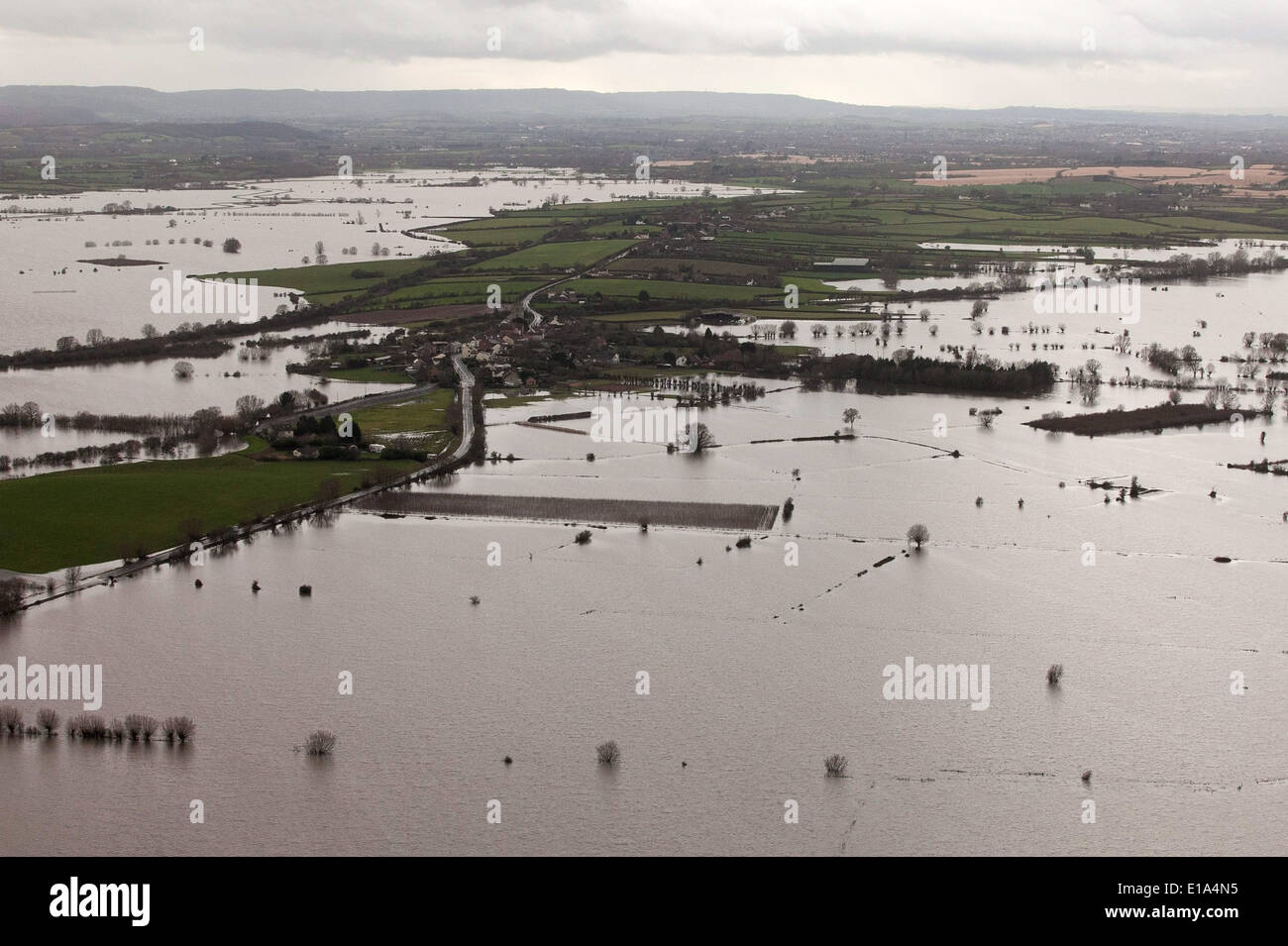 Luftbild des Dorfes Thorney, Somerset, umgeben von Hochwasser. Stockfoto