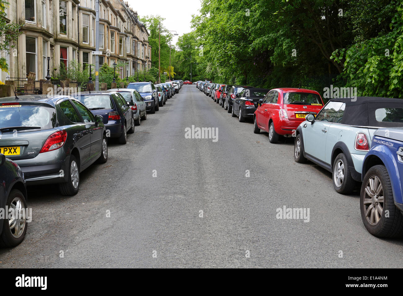 Glasgow West End, Huntly Gardens mit geparkten Autos auf einer von Bäumen gesäumten Straße beschäftigt, Schottland, Großbritannien Stockfoto