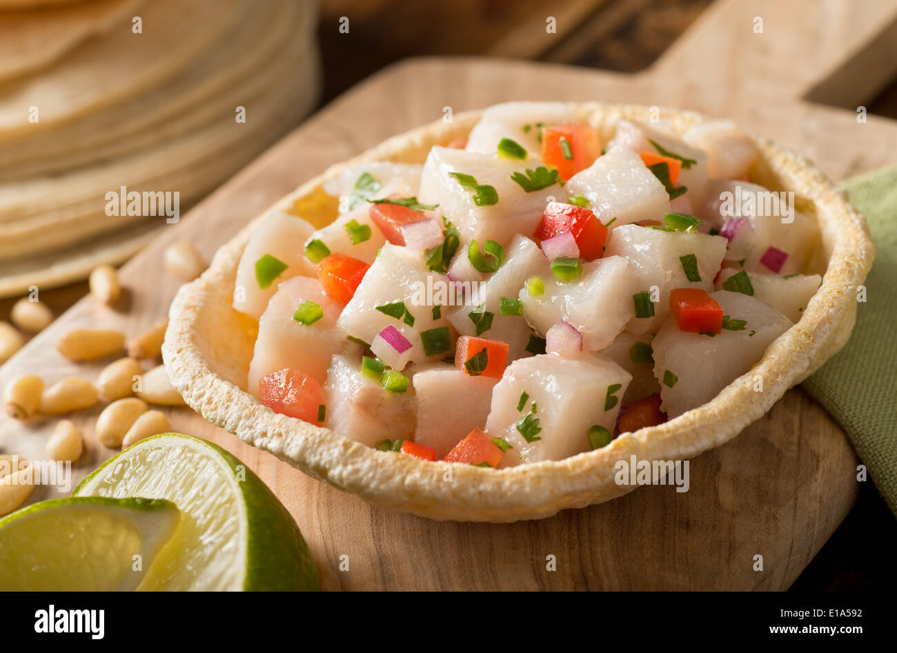 Ein frisch zubereitetes Weißfisch Ceviche mit Tomaten, roten Zwiebeln, Koriander, Paprika, Limette und Serrano Pfeffer. Stockfoto