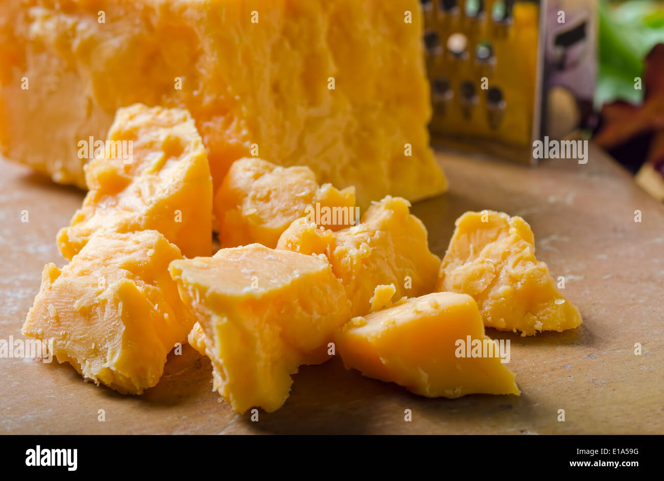 Eine Gruppierung von zerkleinerten Cheddar-Käse. Stockfoto