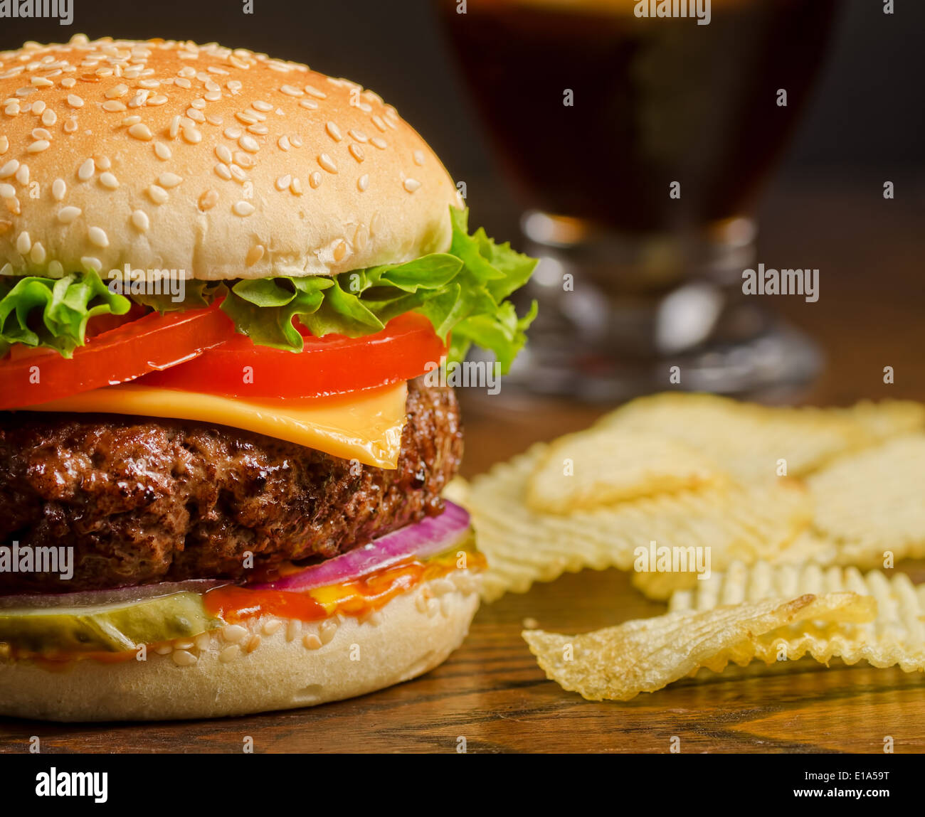 Ein deluxe Cheeseburger mit Pommes Frites und Cola. Stockfoto