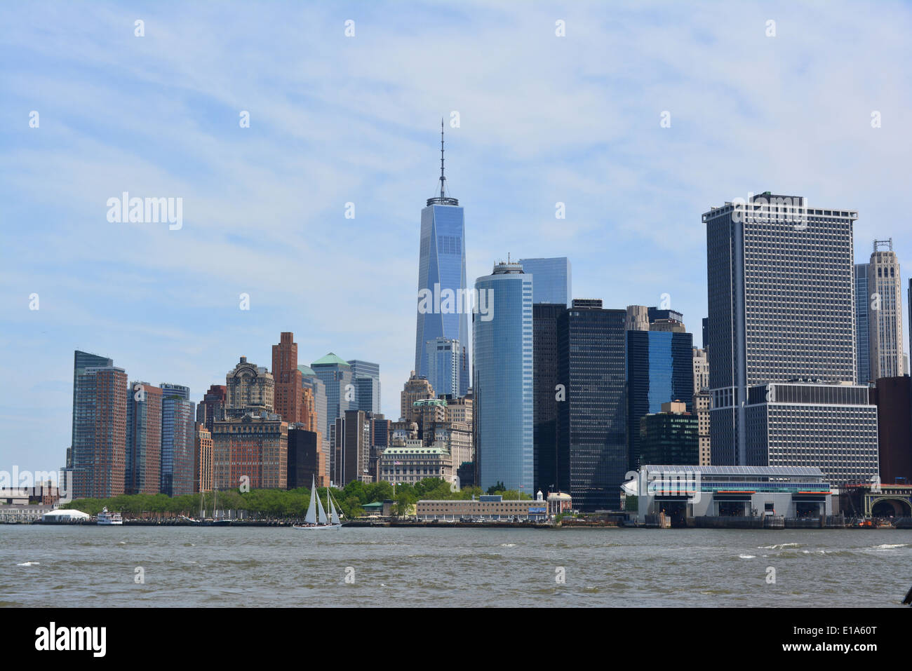 Blick auf Lower Manhattan am Battery Park. Stockfoto