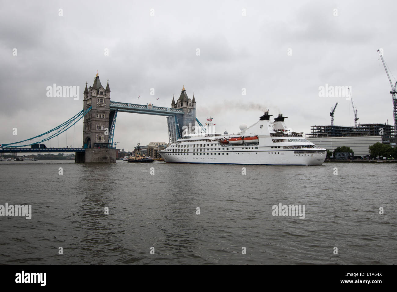 LONDON, UK, 28. Mai 2014. Das Kreuzfahrtschiff Seabourn Legend durchläuft Tower Bridge auf dem Weg zum moor neben HMS Belfast auf der Themse © Steve Bright/Alamy Live News Stockfoto