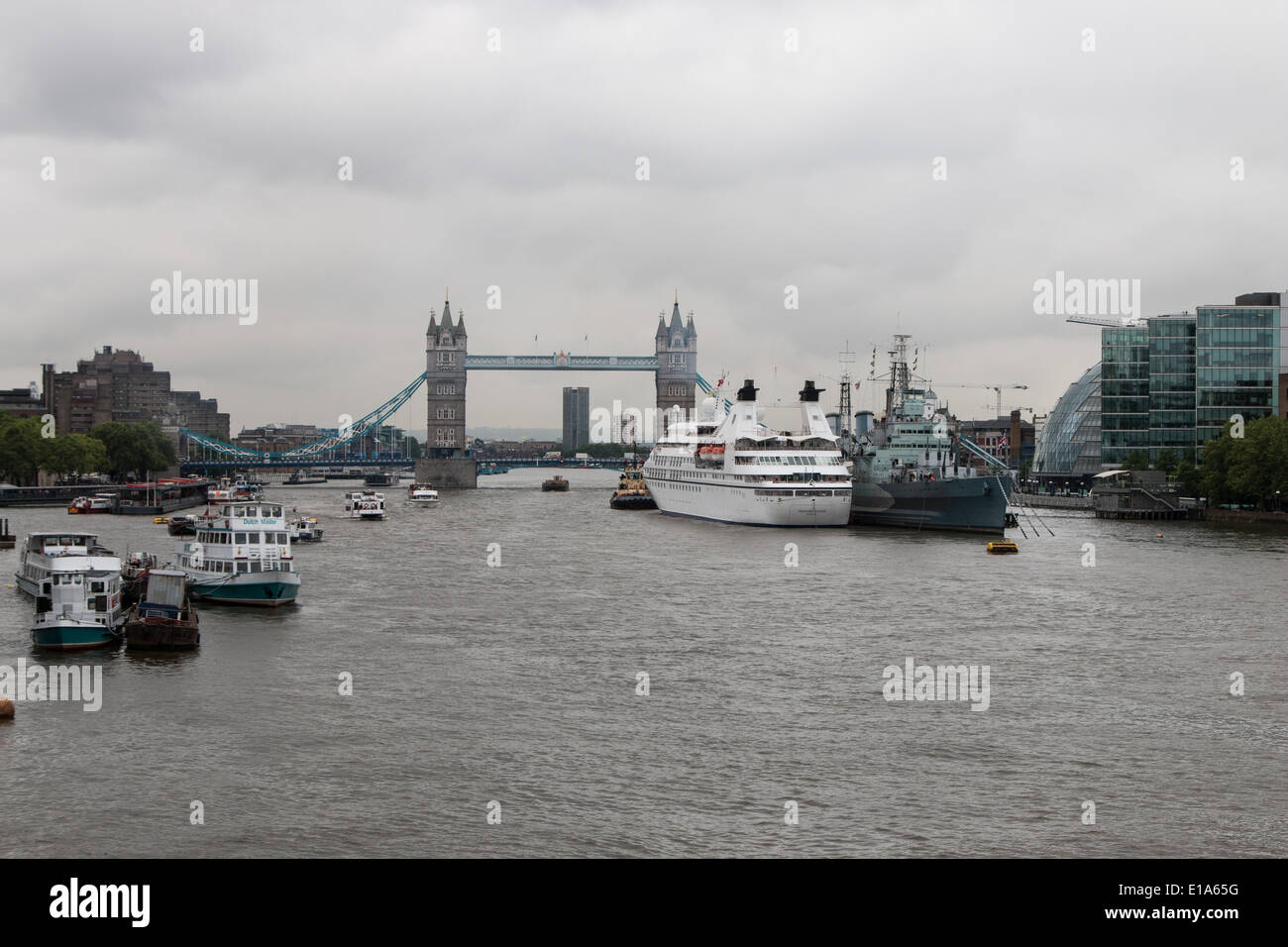 LONDON, UK, 28. Mai 2014. Das Kreuzfahrtschiff Seabourn Legend neben HMS Belfast auf der Themse © Steve Bright/Alamy Live News Mauren Stockfoto