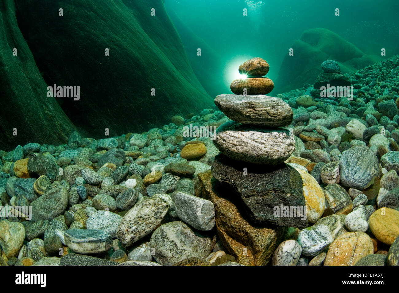 Bild unter Wasser aus dem Fluss Verzasca, Lavertezzo, Valle Verzasca, Tessin, Schweiz Stockfoto