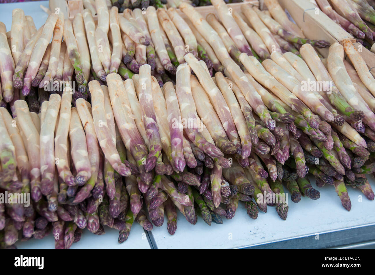Spargel im französischen Markt. Nyons, Provence Stockfoto