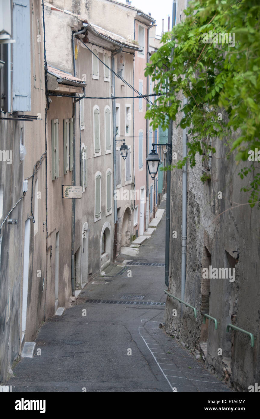 Kleine Straße in der französischen Stadt - Nyons. Provence, Frankreich Stockfoto