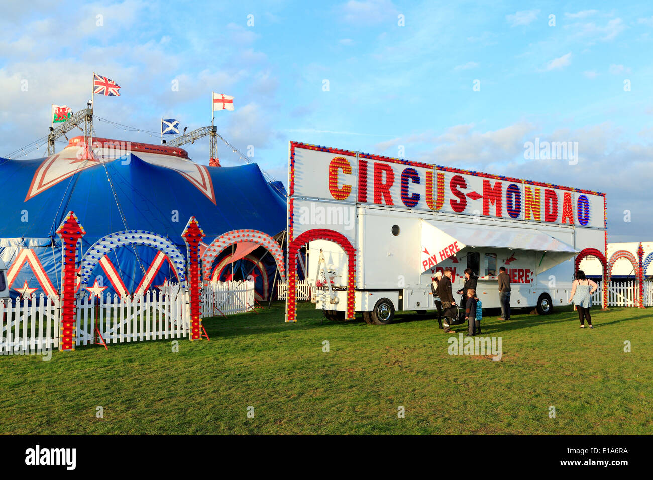 Zirkus Mondao, Reisen UK-Zirkus-Show zeigt Big Top Kings Lynn England Stockfoto