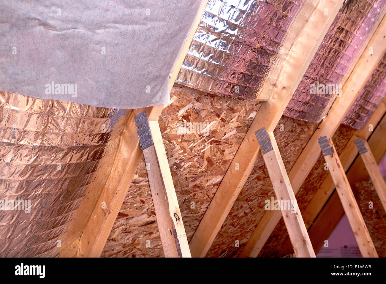 Innenansicht Giebel und Träger des laufenden Projekts Wette, Isolierung des Dachbodens mit Fiberglas kalt Barriere und reflektierende Hitze Barriere Stockfoto