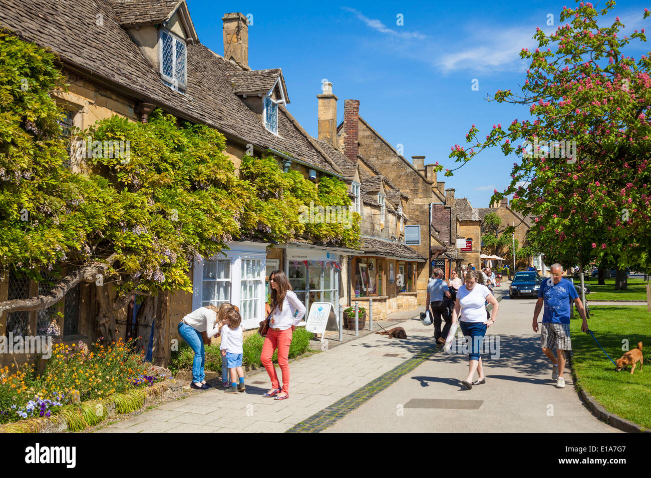 Cotswolds Village of Broadway UK Tourists in Broadway Village, Cotswolds, Worcestershire, England, UK, GB Europa Stockfoto