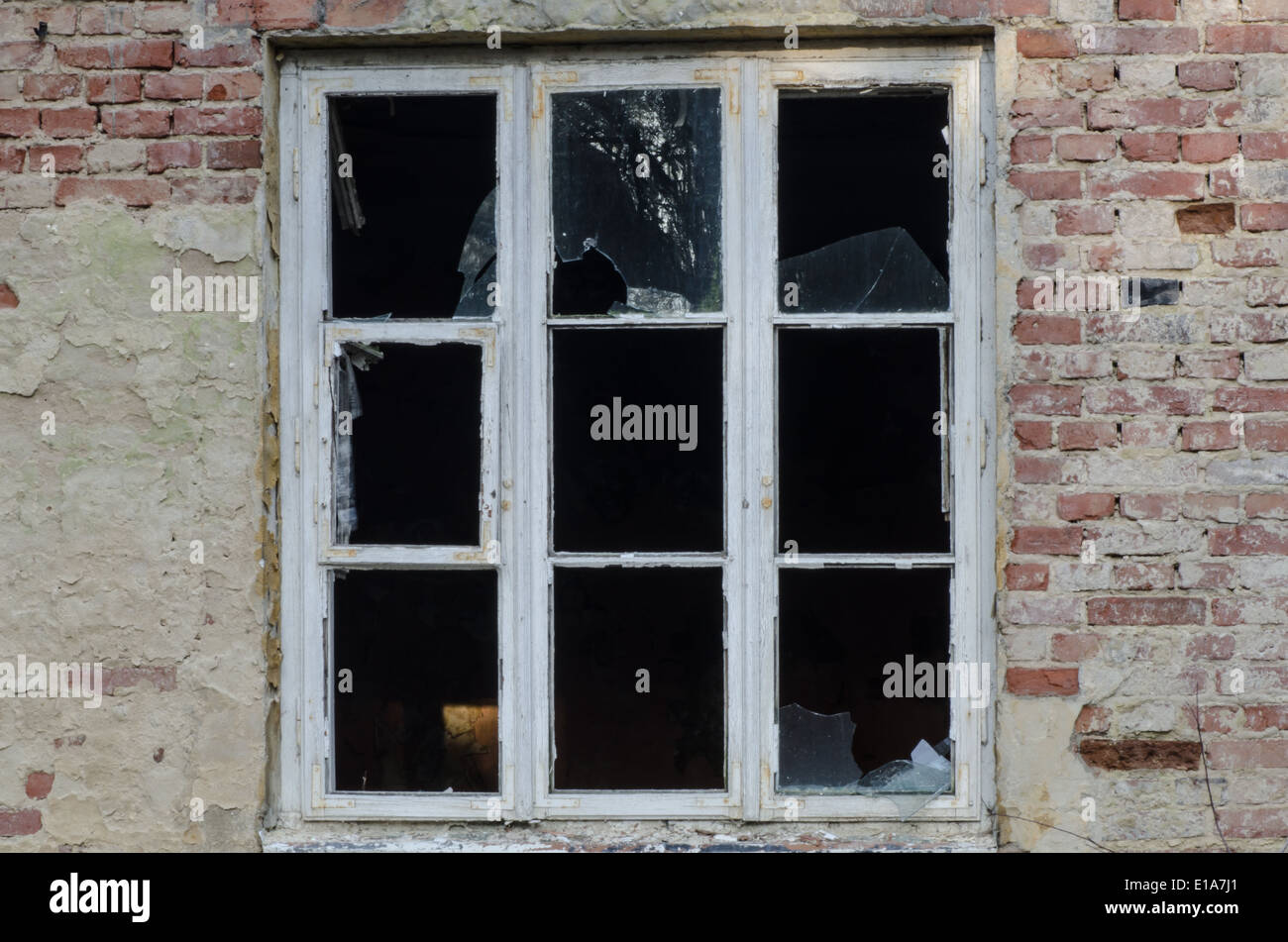 alte Fenster in zerstörten Haus Stockfoto