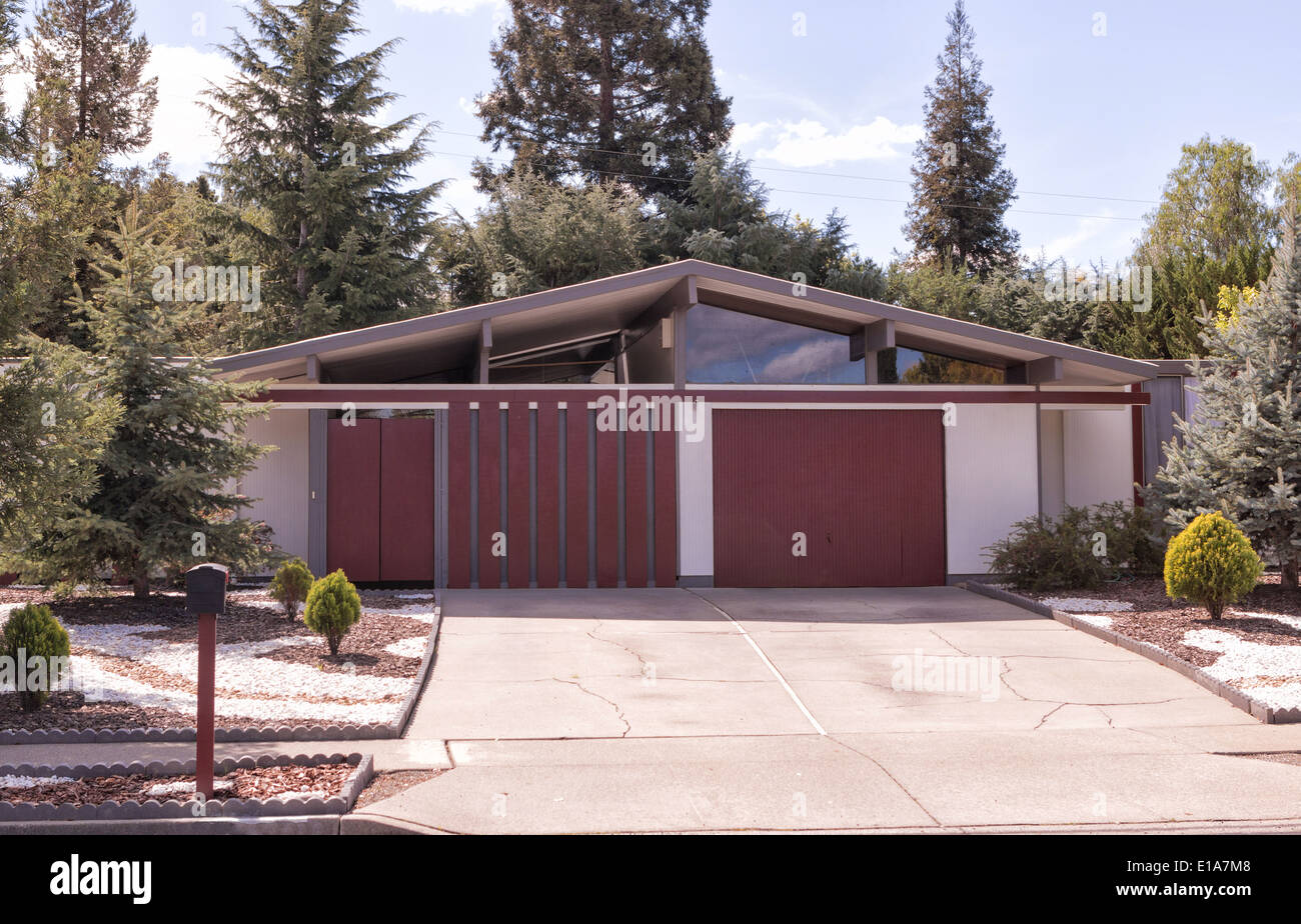 Eichler-Haus am sonnigen Tag Stockfoto